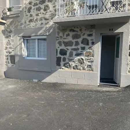 30m2, Parking, 2 Pers, 10 Min D'aurillac Apartment